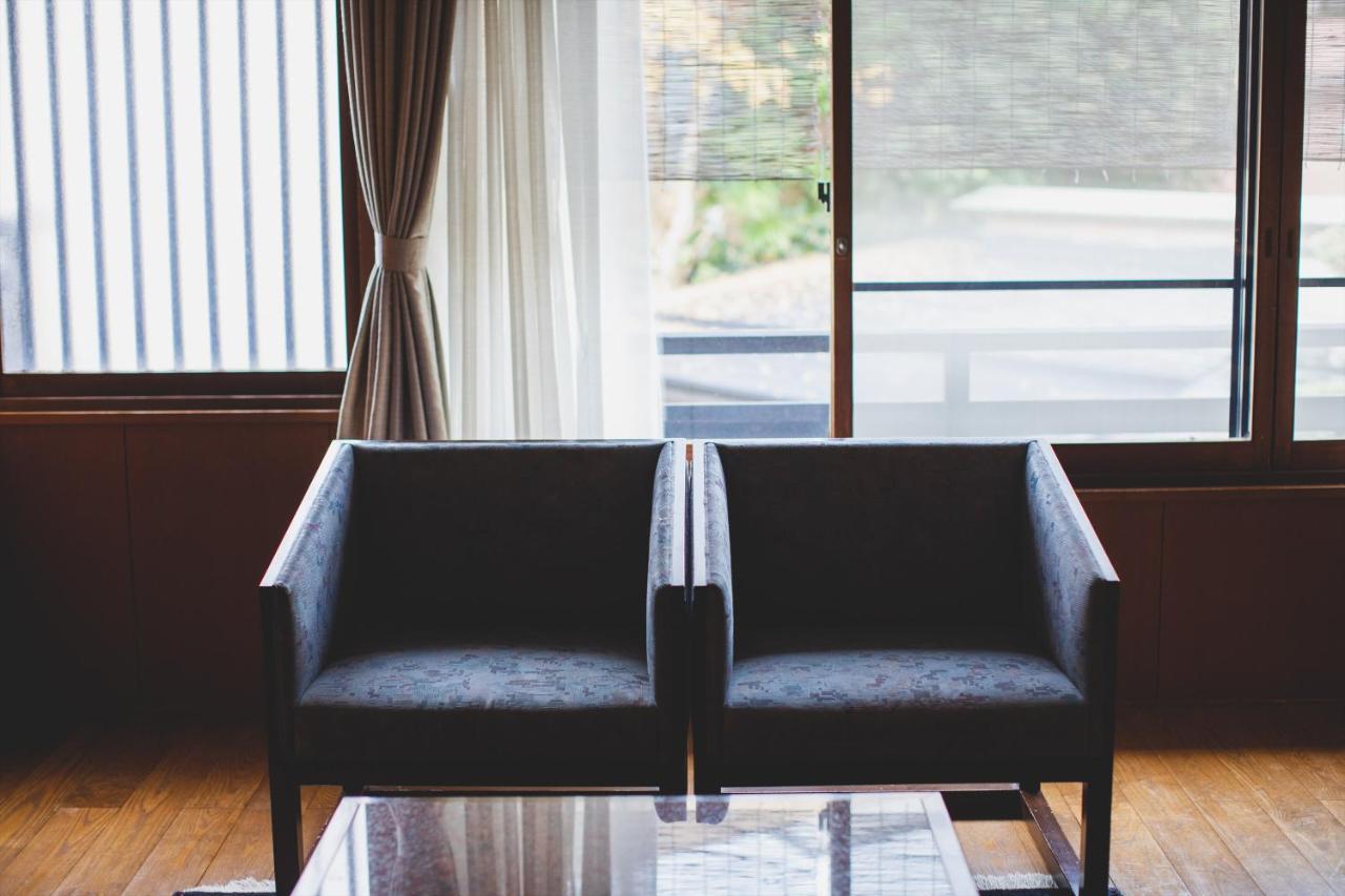 Hotel Arima Onsen Tocen Goshobo à Kōbe Extérieur photo A pair of armchairs