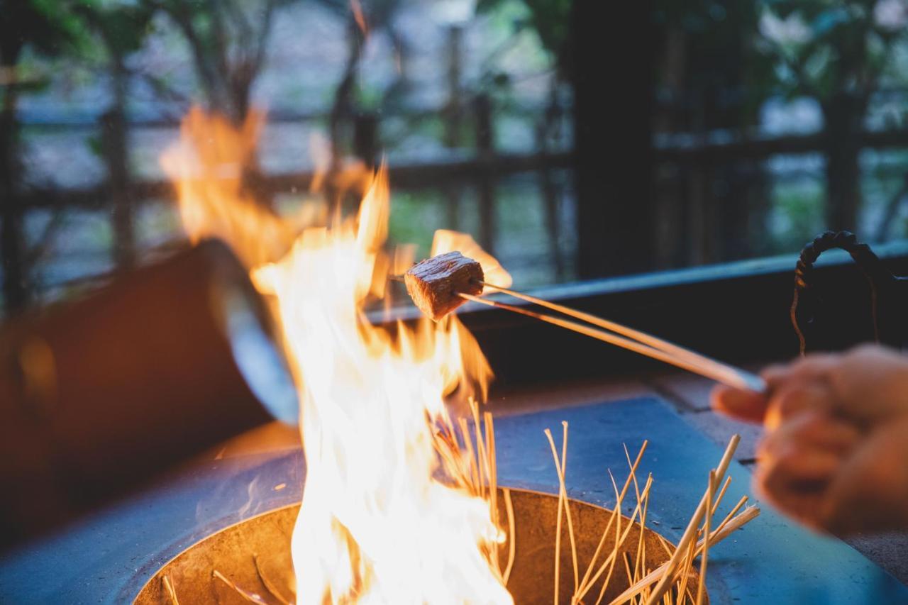 Hotel Arima Onsen Tocen Goshobo à Kōbe Extérieur photo A piece of meat being cooked over a fire