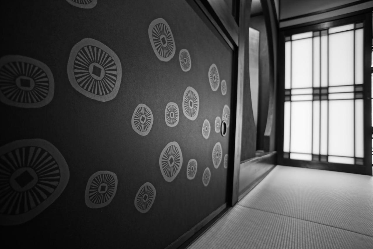 Hotel Arima Onsen Tocen Goshobo à Kōbe Extérieur photo A sliding door in a traditional Japanese house